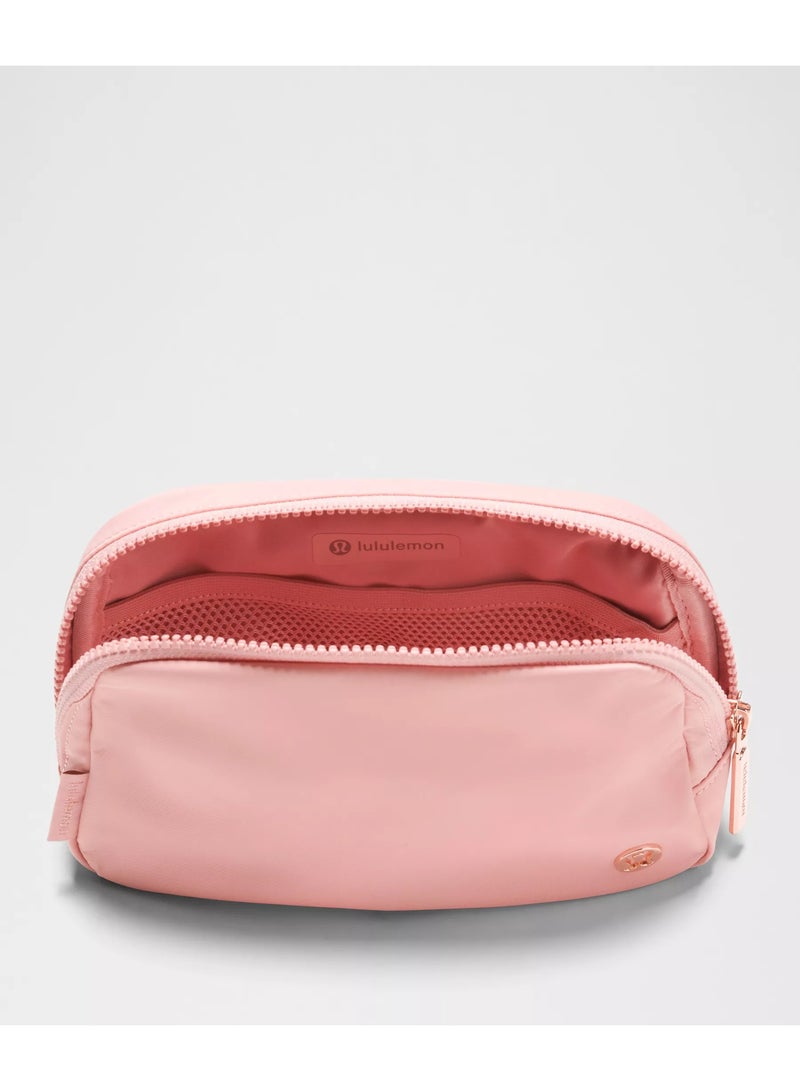 لولوليمون حقيبة الخصر Everywhere، صغيرة ومريحة، مزودة بأماكن جيب بسحاب، جيب خارجي سهل الوصول وجيب داخلي للأغراض الأساسية للتخزين أثناء التنقل، وردي - Image 5